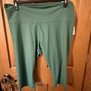 PLUS Women's Cropped Leggings